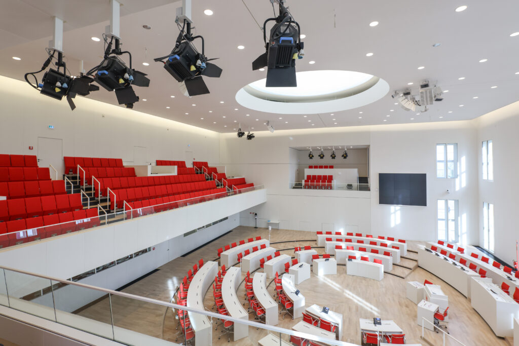 Besucher- (l.) und östliche Pressetribüne im Plenarsaal Landtag Brandenburg