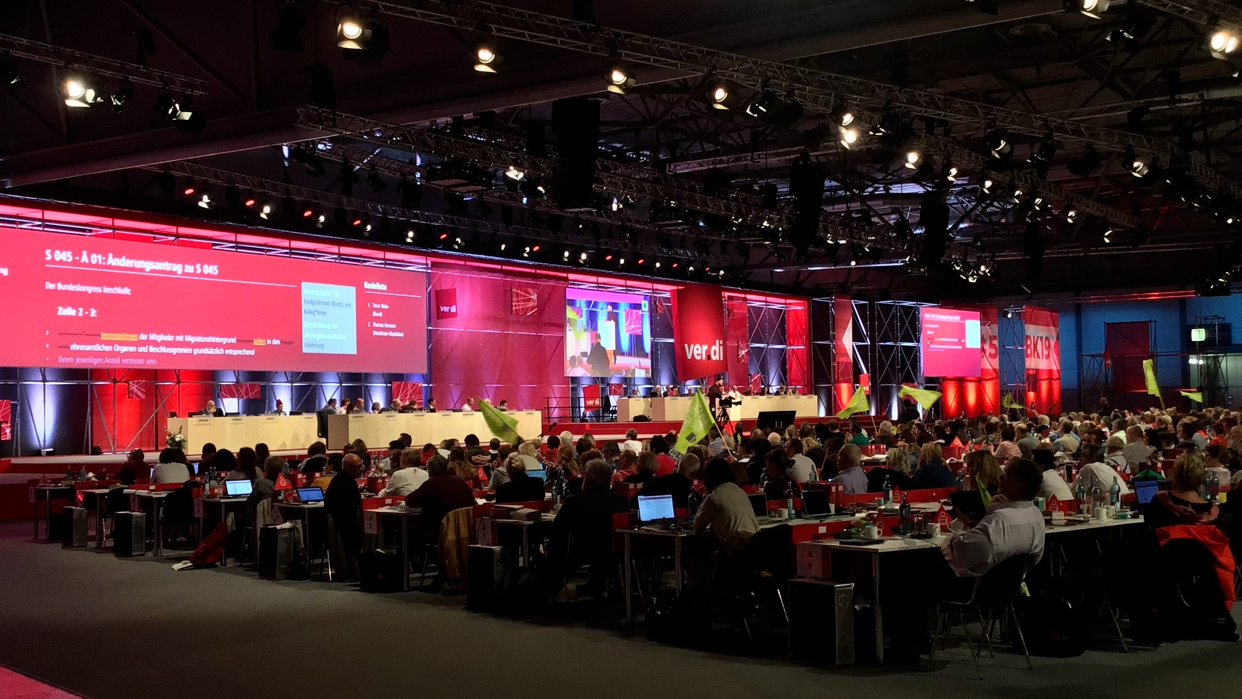 Bühne mit Plenum vom ver.di Bundeskongress 2019